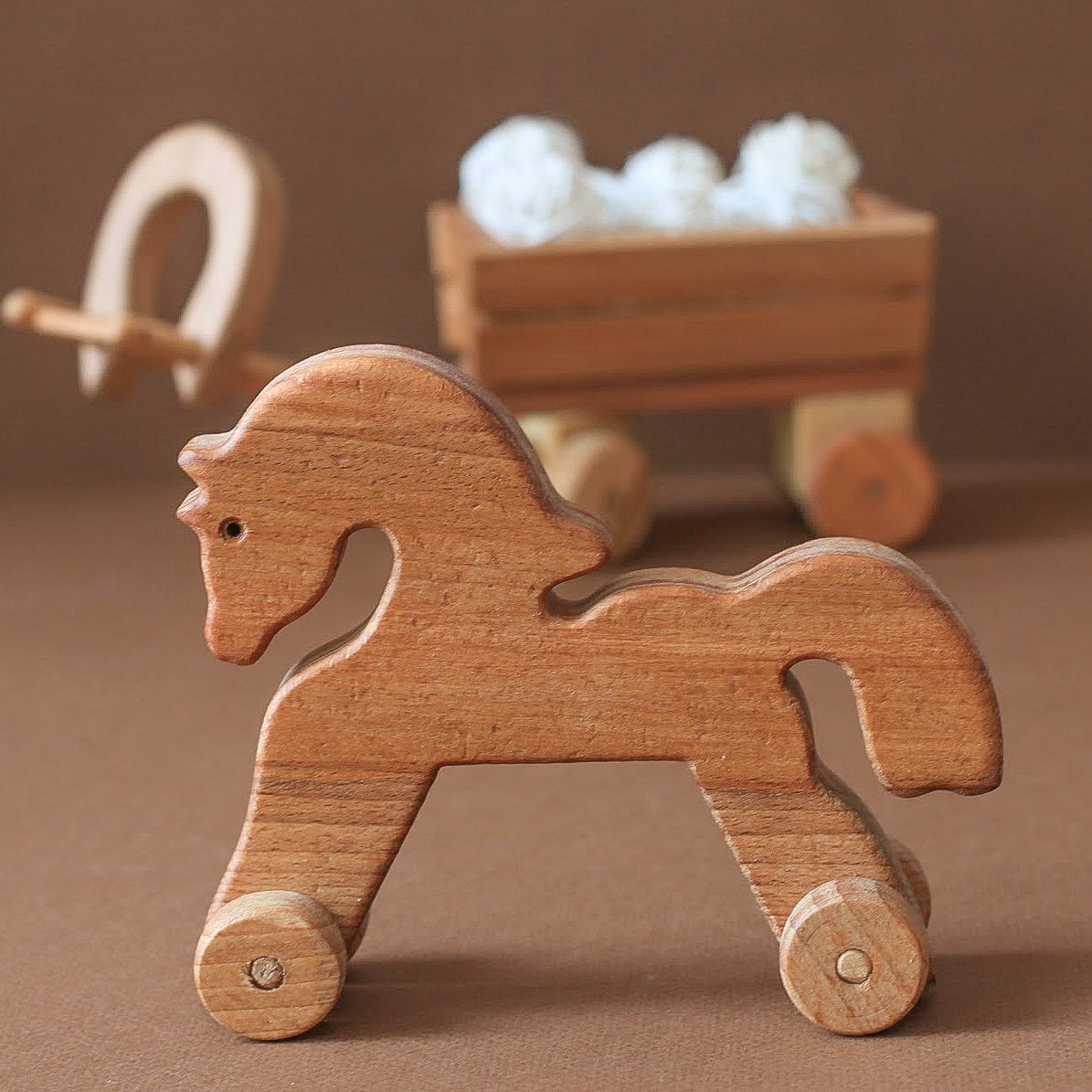 Поделка лошадка. Лошадка с тележкой игрушка. Игрушка деревянная повозка с лошадкой. Поделка лошадь. Тележка игрушечная для лошадки.