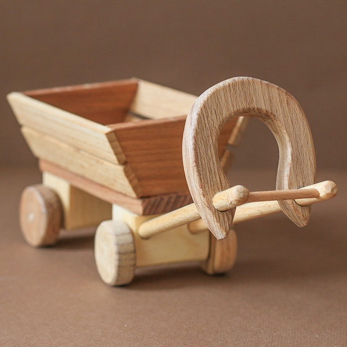 Купить деревянную телегу. Деревянная тележка для игрушек. Деревянная лошадка с тележкой. Телега игрушечная деревянная. Игрушка телега из дерева.