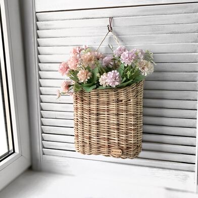 Меланжевая подвесная плетеная корзина на дверь или стену светло-коричневого цвета.