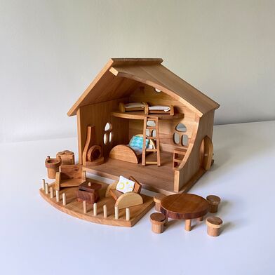 маленький деревянный кукольный домик
