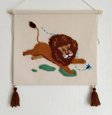 панно с львенком, вышивка львенка, львенок, постер с львенком, ковровая вышивка декор, лев в детскую, красивый декор для детской комнаты, подарок на день рождения