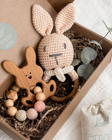 Подарок на выписку из роддома для девочки, набор натуральных игрушек погремушек зайцы в персиковом