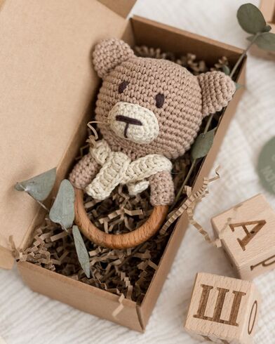 Подарок на рождение ребенка, на выписку из роддома, погремушка мишка вязаная на деревянном кольце