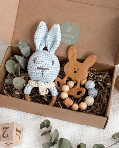 Подарок для новорожденного мальчика, подарочный бокс игрушки зайцы в голубом