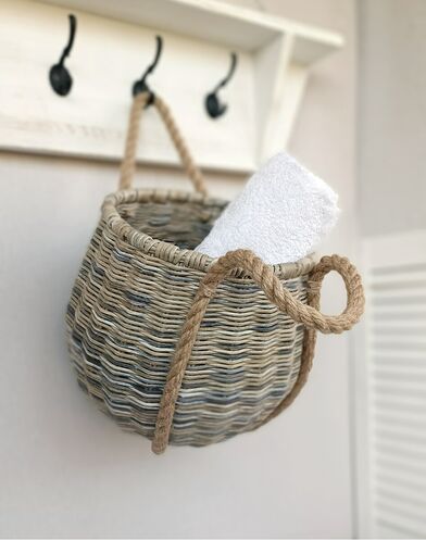плетеная корзина для хранения полотенец в ванной