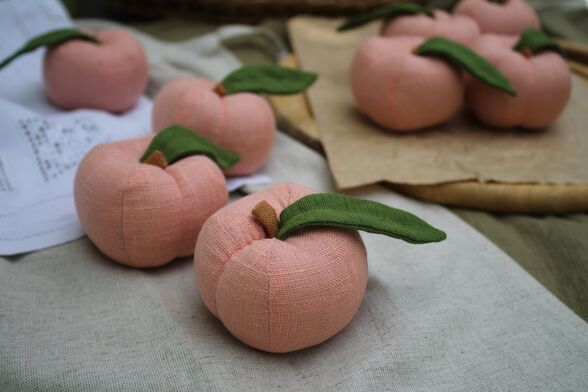 Персики из ткани для ролевых детских игр.