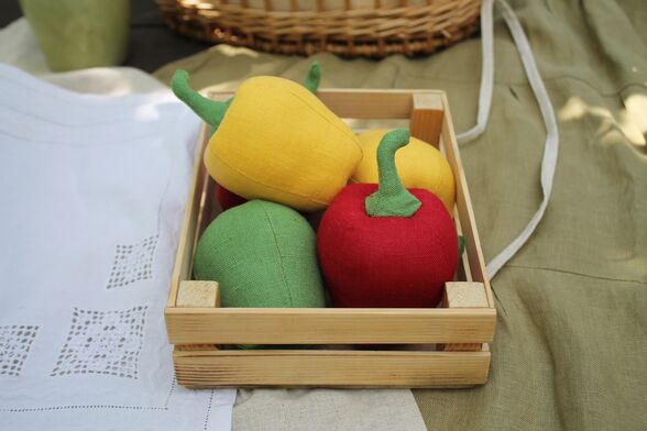 Перец сладкий красный желтый зеленый для игрушечной кухни.
