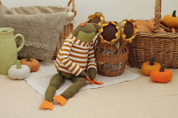 Игрушка лягушка Мистер Ква, интерьерная кукла, игрушка в одежде, лягушка из льна. Подарок ребенку на день рождения, новый год, на рождение