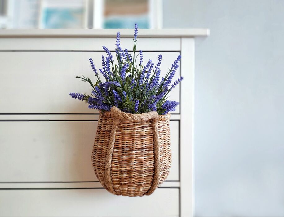 Плетеная ваза для цветов